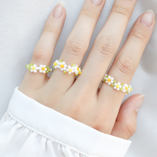 ビーズリング ✧ ノースポール(ふんわり) ✧ 小さなお花のぷちリング