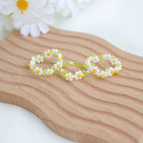 ビーズリング ✧ ノースポール(ふんわり) ✧ 小さなお花のぷちリング