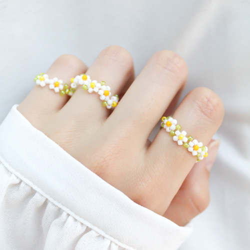 ビーズリング ✧ ノースポール(ふんわり) ✧ 小さなお花のぷちリング
