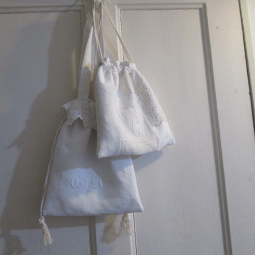 アンティークリネンパッチ巾着ポーチ;手刺繍レース、アンティーク