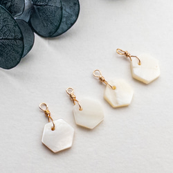 4個＊ 天然石 パーツ ホワイトシェル チャーム 金色 ピアス ペンダント
