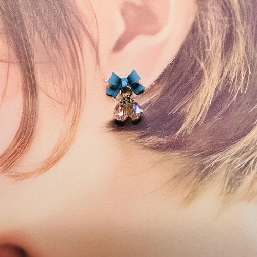 ハンドメイドピアス リボンとビーズ 水色 ピアス（スタッド・一粒） 嘩 