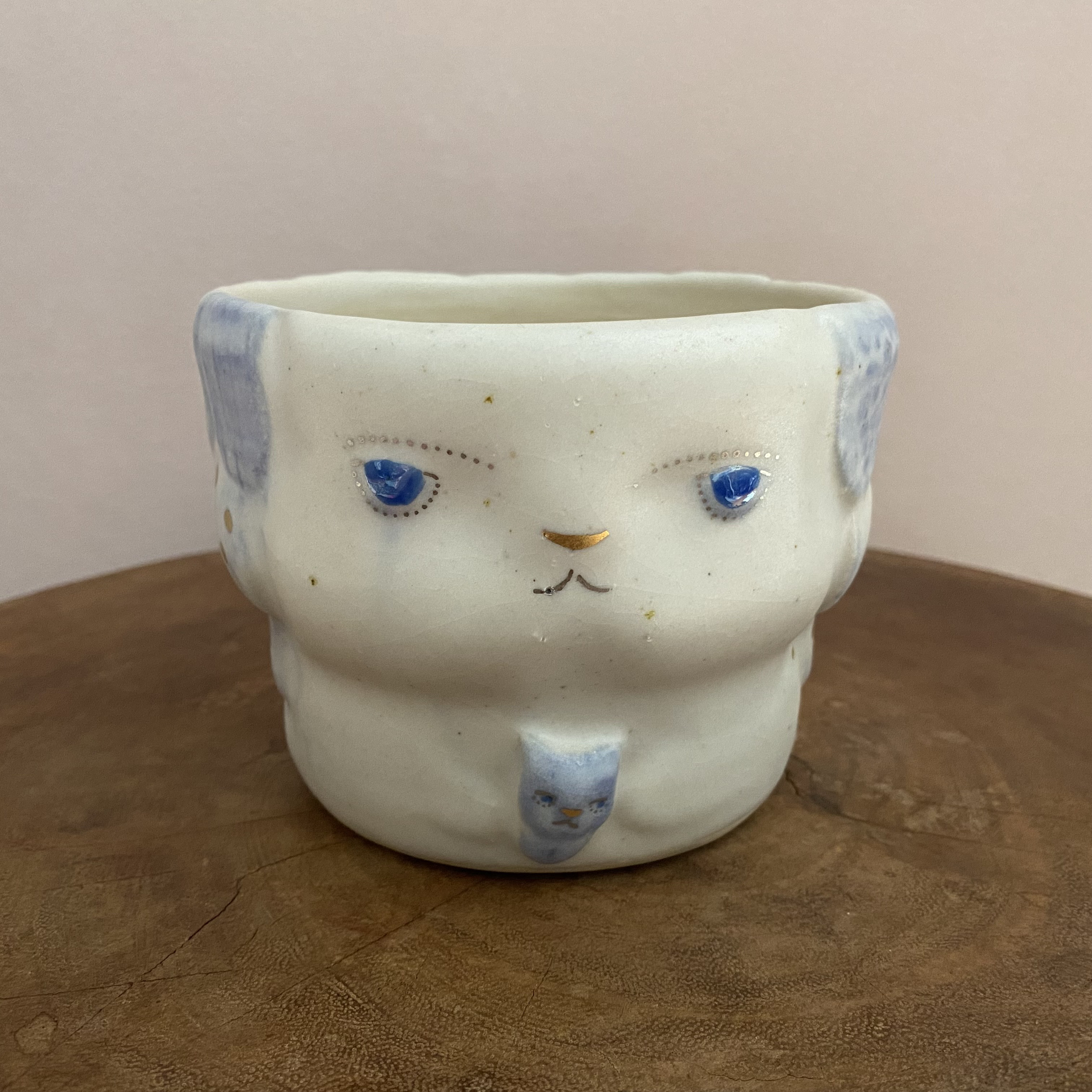 小さな青猫を抱く白猫【植木鉢カバー】