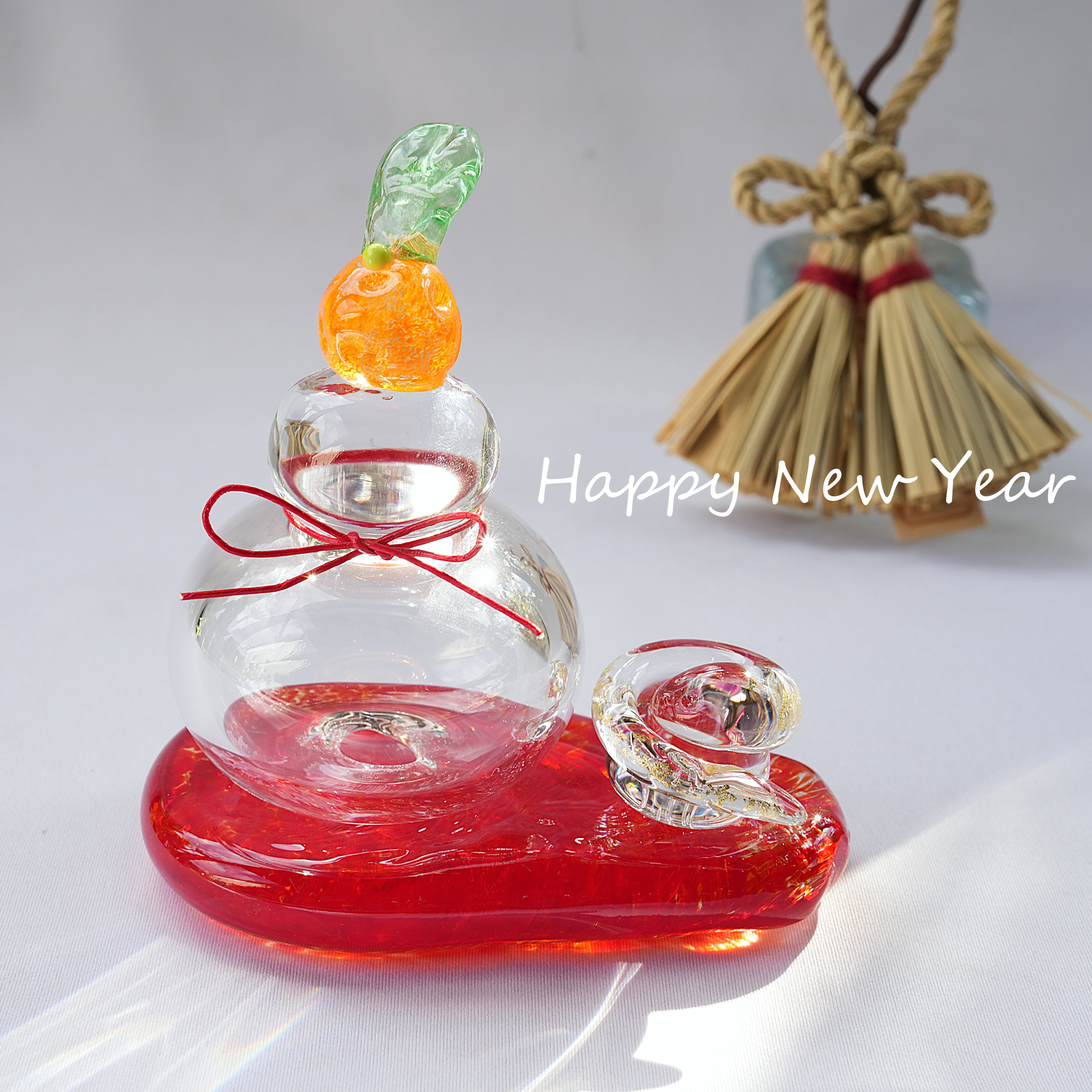 【Creema限定】ガラスの鏡餅＆巳年/金箔＆赤い台のセット