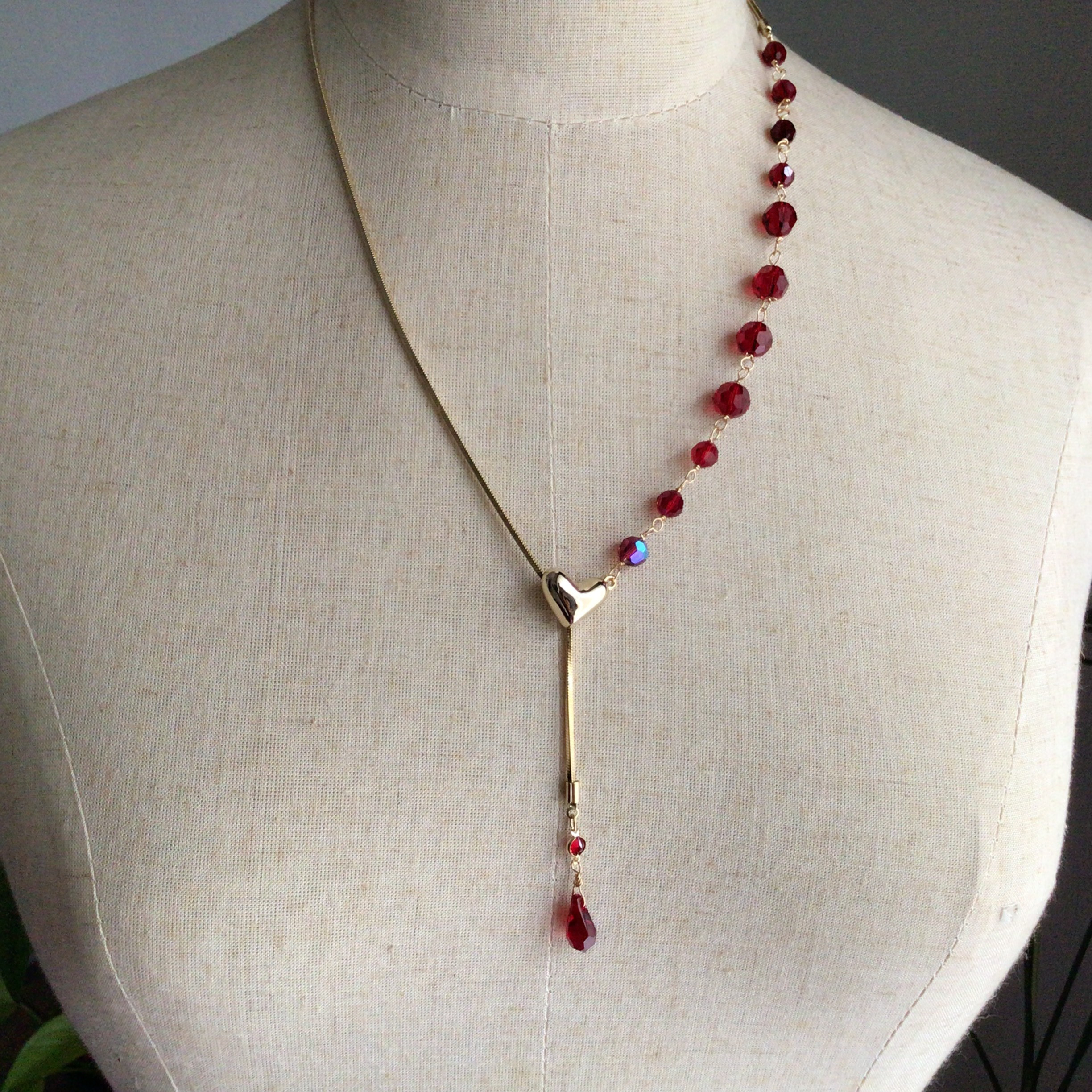 クリスタル　紅のアシメトリー　ゴールドハートスライドネックレス