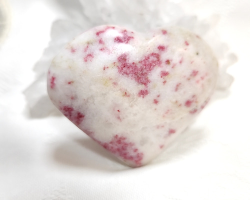 あ〜きゃん♬様 レア 高品質 シナバーインクォーツ 大きめハート 握り