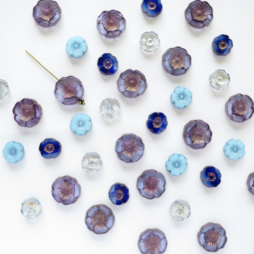チェコ製 ヴィンテージ調フラワービーズ［ロイヤルブルー／8mm