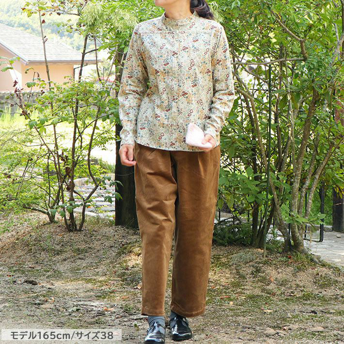 秋カラープリント　ベージュ　スタンドカラーシャツ