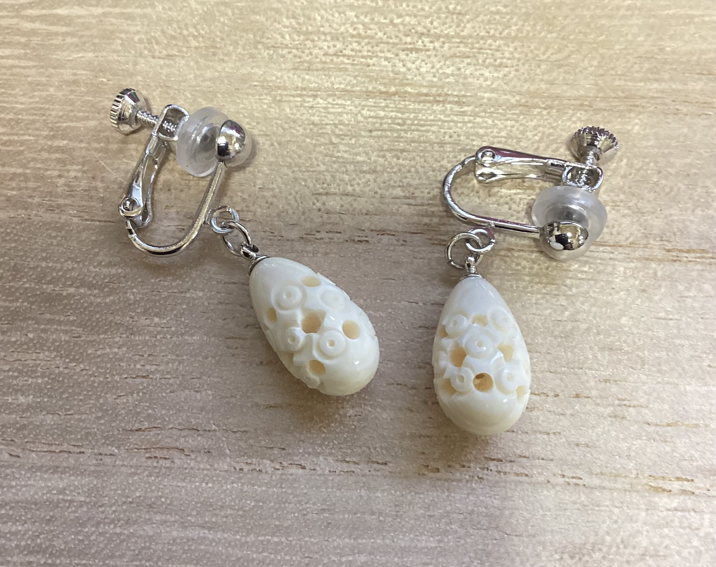 ☆本象牙イヤリング（しずく玉透かし彫り）　※H-18