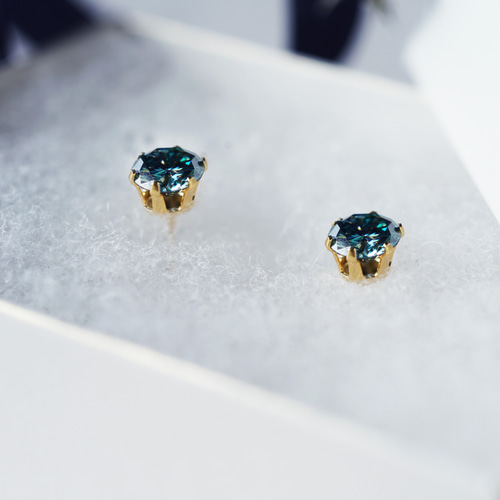 大粒モアサナイトの6mmスタッドピアス・サージカルステンレス ～ブルー