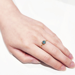 6毫米大號綠色莫桑石單環戒指 第3張的照片