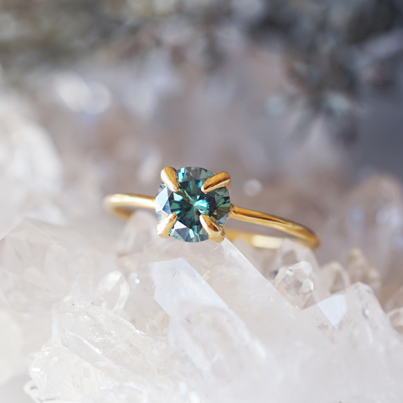 6毫米大號綠色莫桑石單環戒指 第1張的照片