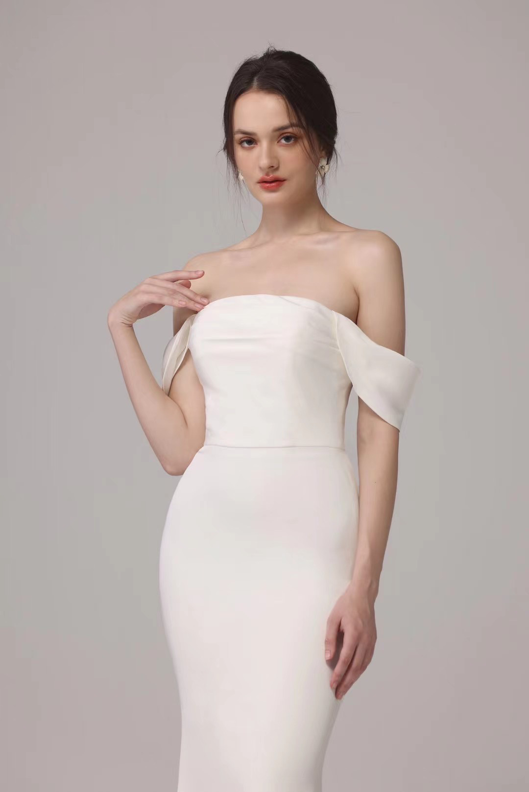 シンプル！オフショルダー　二の腕カバー　袖あり　マーメイドドレス　トレーン　くるみボタン　パーティードレス二次会/披露宴