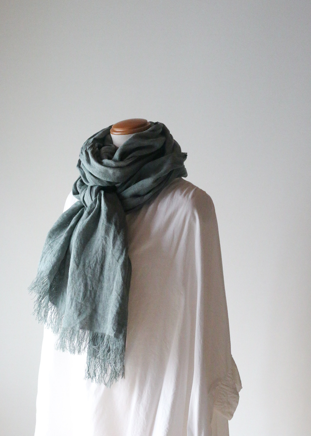 即納可 春の装いに添える、リネンロングストール　錆浅葱 sabiasagi