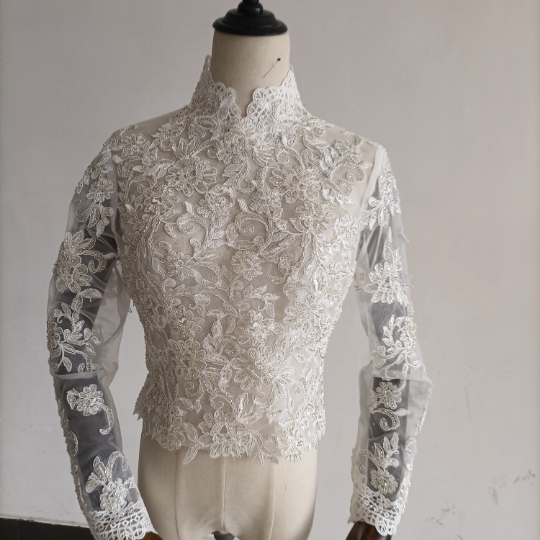 ボレロ ハイネック くるみボタン キラキラ光る刺繍 長袖 優雅 花嫁/ウェディングドレス