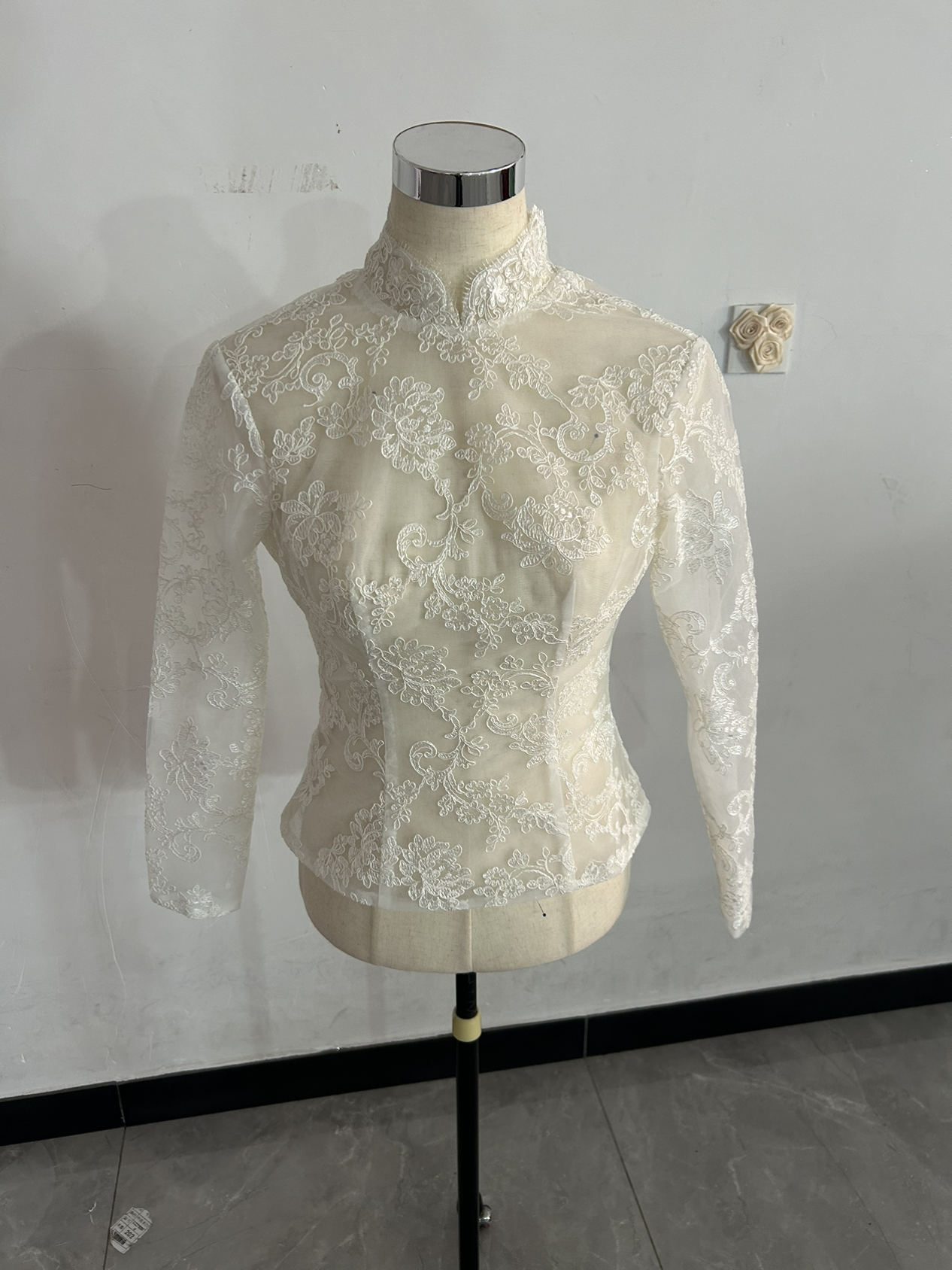 ボレロ ハイネック ロングスリーブ 上品レース くるみボタン 細見えシルエット 結婚式