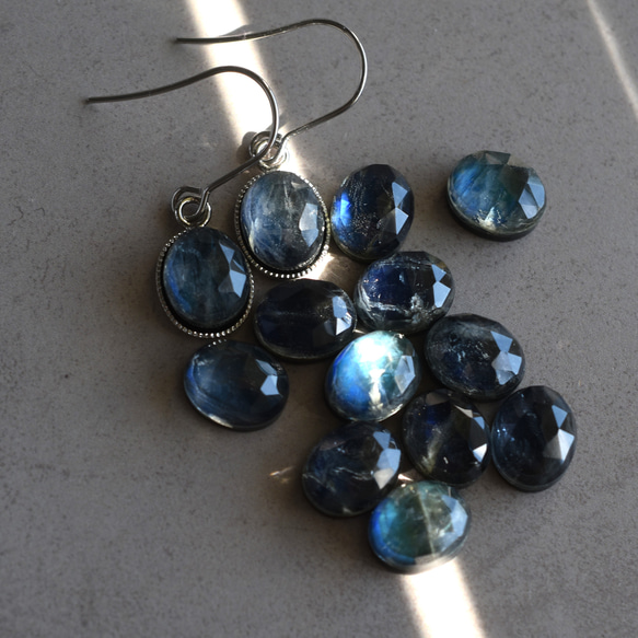 [數量有限] 瑪瑙 x 拉長石 x 水晶三重凸圓形寶石醫用不鏽鋼鉤形耳環 第7張的照片