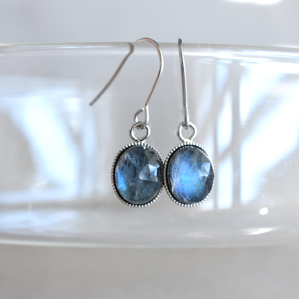 [數量有限] 瑪瑙 x 拉長石 x 水晶三重凸圓形寶石醫用不鏽鋼鉤形耳環 第6張的照片