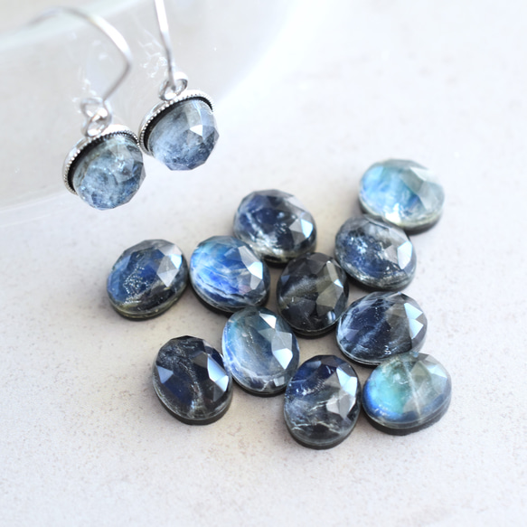 [數量有限] 瑪瑙 x 拉長石 x 水晶三重凸圓形寶石醫用不鏽鋼鉤形耳環 第4張的照片