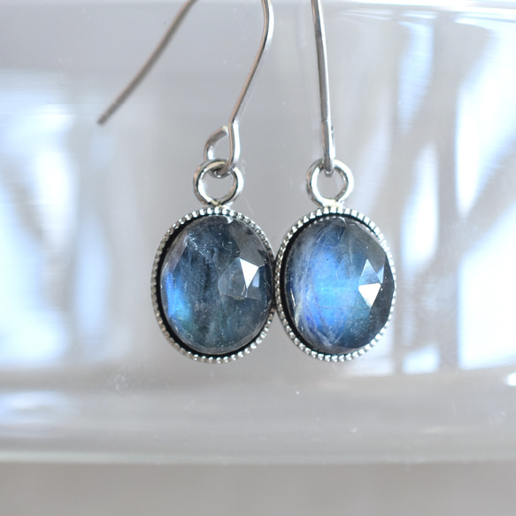 [數量有限] 瑪瑙 x 拉長石 x 水晶三重凸圓形寶石醫用不鏽鋼鉤形耳環 第2張的照片