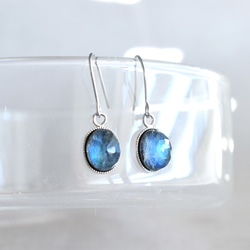 [數量有限] 瑪瑙 x 拉長石 x 水晶三重凸圓形寶石醫用不鏽鋼鉤形耳環 第1張的照片