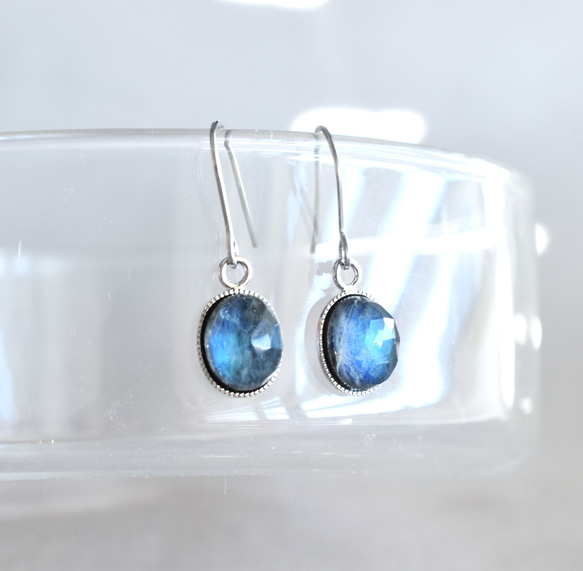 [數量有限] 瑪瑙 x 拉長石 x 水晶三重凸圓形寶石醫用不鏽鋼鉤形耳環 第1張的照片