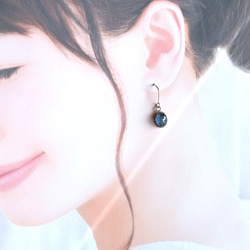 [數量有限] 瑪瑙 x 拉長石 x 水晶三重凸圓形寶石醫用不鏽鋼鉤形耳環 第8張的照片