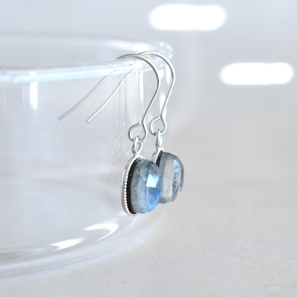 [數量有限] 瑪瑙 x 拉長石 x 水晶三重凸圓形寶石醫用不鏽鋼鉤形耳環 第5張的照片