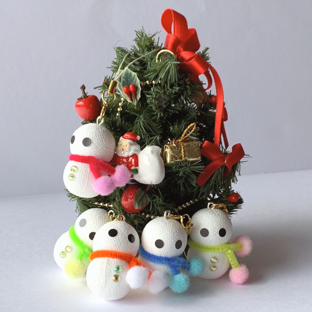 チャームサンタと雪だるま編みクリスマスストッキング冬のお祝いのため 