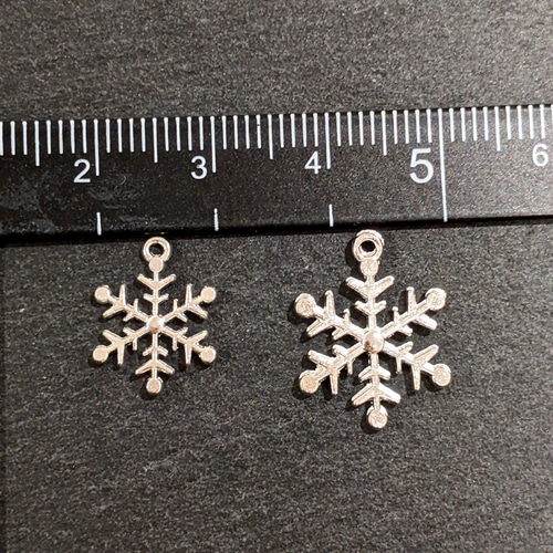 雪の結晶 チャーム 大小 20個 スノーフレーク カン付き メタル パーツ
