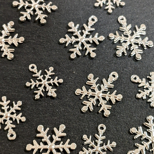 雪の結晶 チャーム 大小 20個 スノーフレーク カン付き メタル パーツ