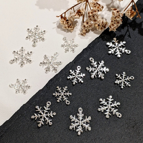 雪の結晶 チャーム 大小 20個 スノーフレーク カン付き メタル パーツ