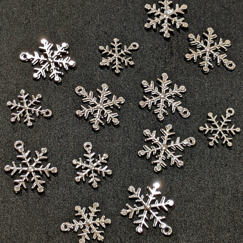 雪の結晶 チャーム 大小 20個 スノーフレーク カン付き メタル パーツ