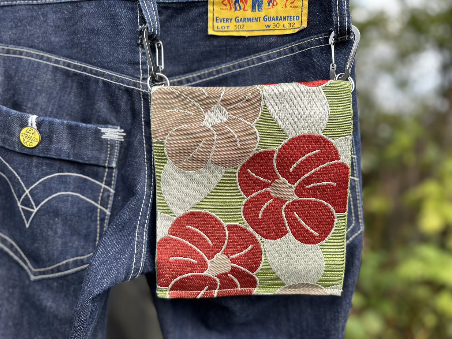 手ぶらでお出かけ！新品の帯地で作ったヒップバッグ「おともし帯（たい）」草色×赤　椿　ポシェット☆スマホケース☆サコッシュ