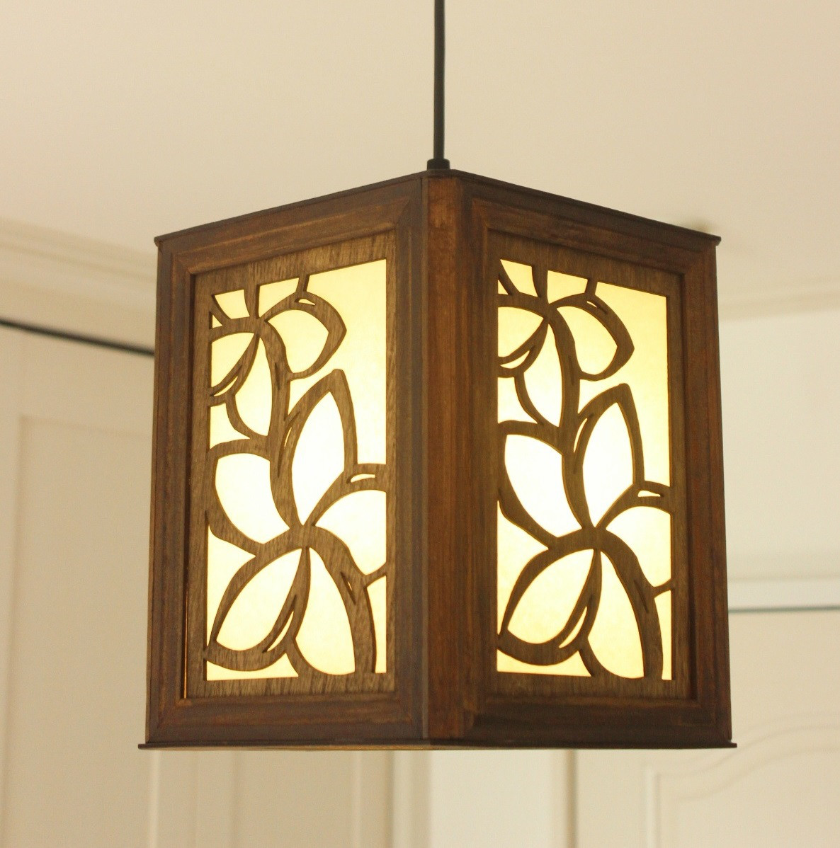 シルエットランプ【ハワイアンープルメリア】ペンダントライト　シーリングライト　木製　18.5cmX18.5cmX20cm