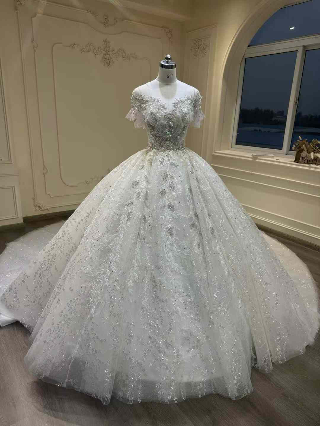 今すぐ買う、絶対後悔しない！オフショルダー　たっぷりストーン　きらきらウェディングドレス　編み上げ　2の腕をカバー前撮り