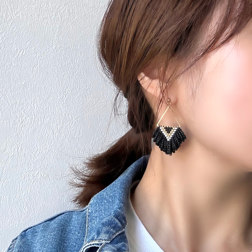 ⭐︎ボリュームフリンジ⭐︎ ビーズ（マットブラック×ゴールド）ピアス