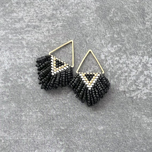 ⭐︎ボリュームフリンジ⭐︎ ビーズ（マットブラック×ゴールド）ピアス