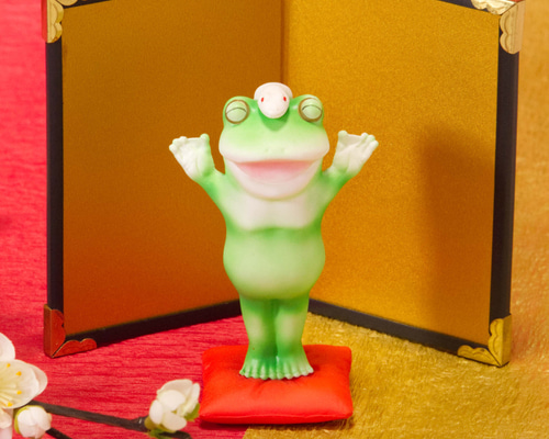 2025年の干支のヘビを頭に乗せたカエルの置物 その他置物