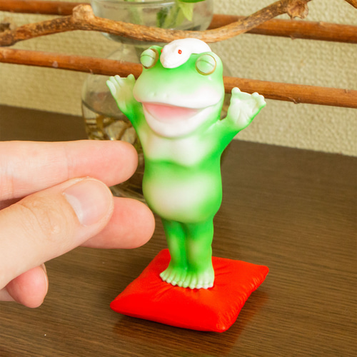 2025年の干支のヘビを頭に乗せたカエルの置物 その他置物 さすらい堂