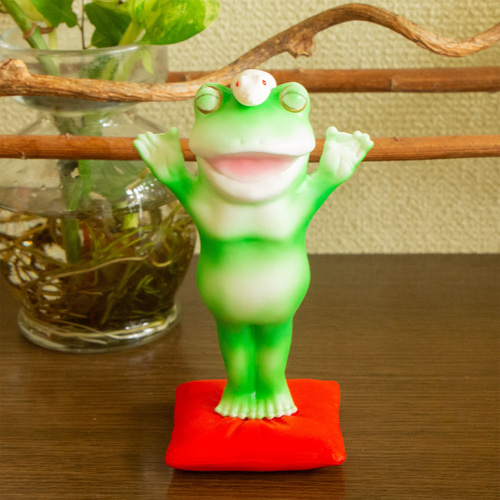 2025年の干支のヘビを頭に乗せたカエルの置物 その他置物 さすらい堂