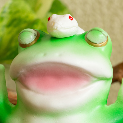 2025年の干支のヘビを頭に乗せたカエルの置物 その他置物 さすらい堂