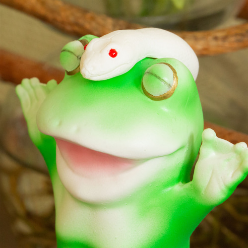 2025年の干支のヘビを頭に乗せたカエルの置物 その他置物 さすらい堂