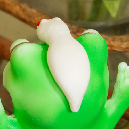 置物 「カエルとヘビの酒盛り」 ヘビ、カエルを食べる