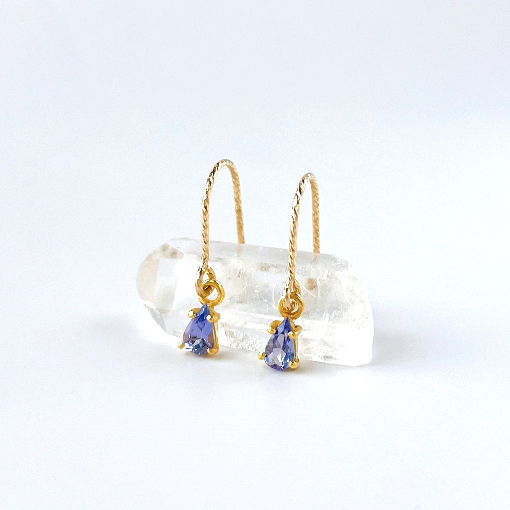 【12月の誕生石】しずく型タンザナイトのピアス/イヤリング　天然石 14kgf シンプル プレゼント 誕生日 ギフト