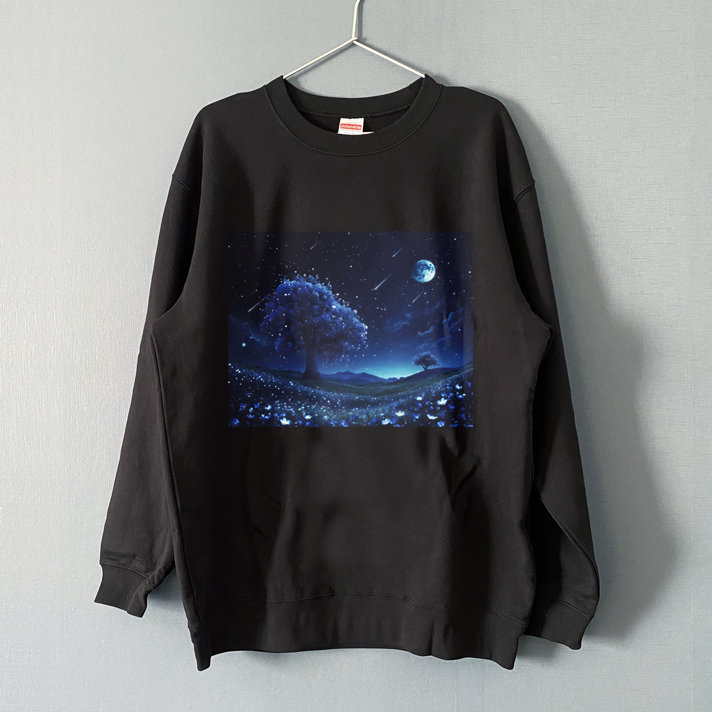 月が輝くネモフィラ畑の幻想世界（三日月と満月）クルーネックスウェット（BLACK）