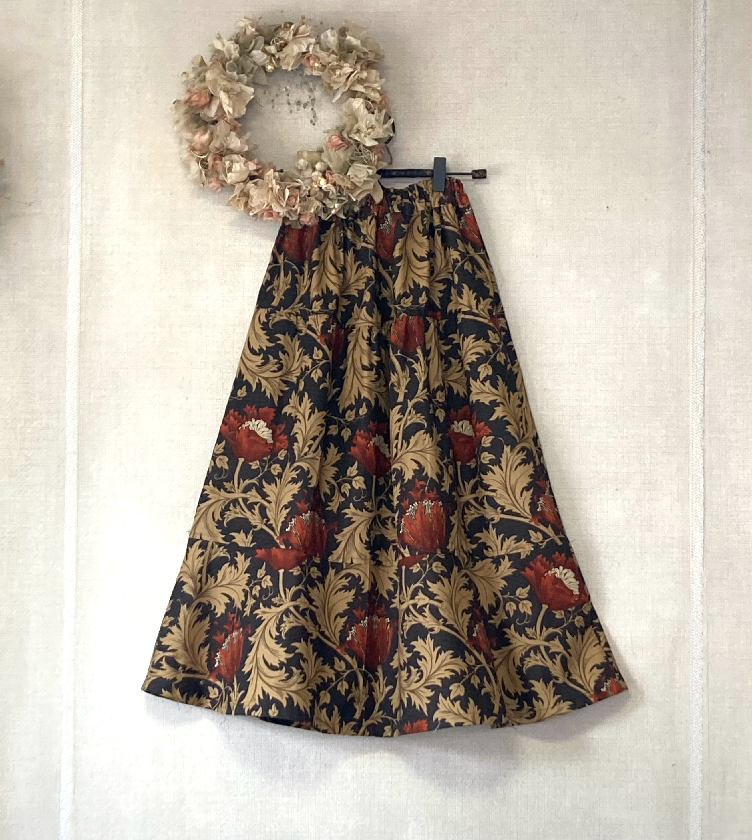 モリス　アネモネ（ダマスクブラック）ふんわりフェミニンスカート　ティアード　moda Anemone Morris生地