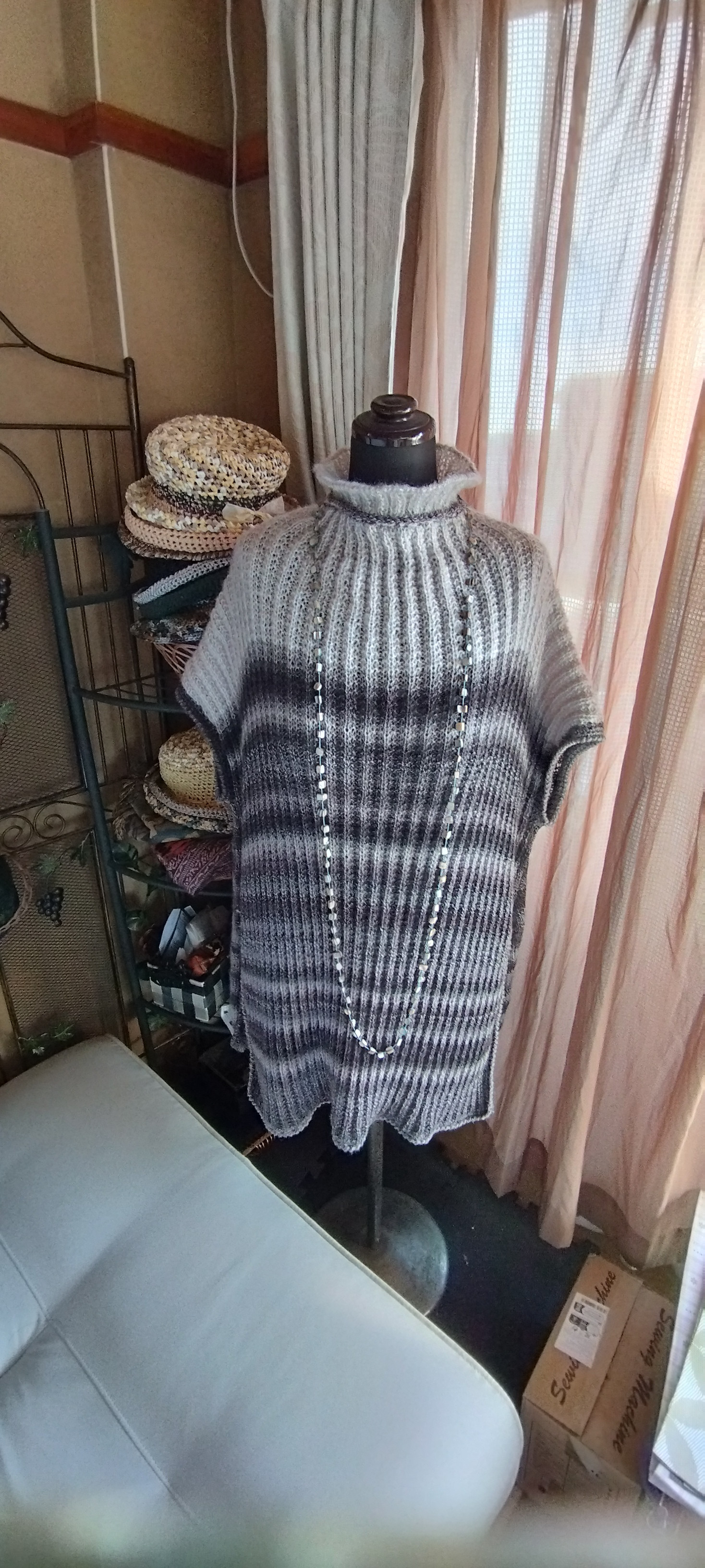 大きめにあんだボトルネックバイカラーベスト