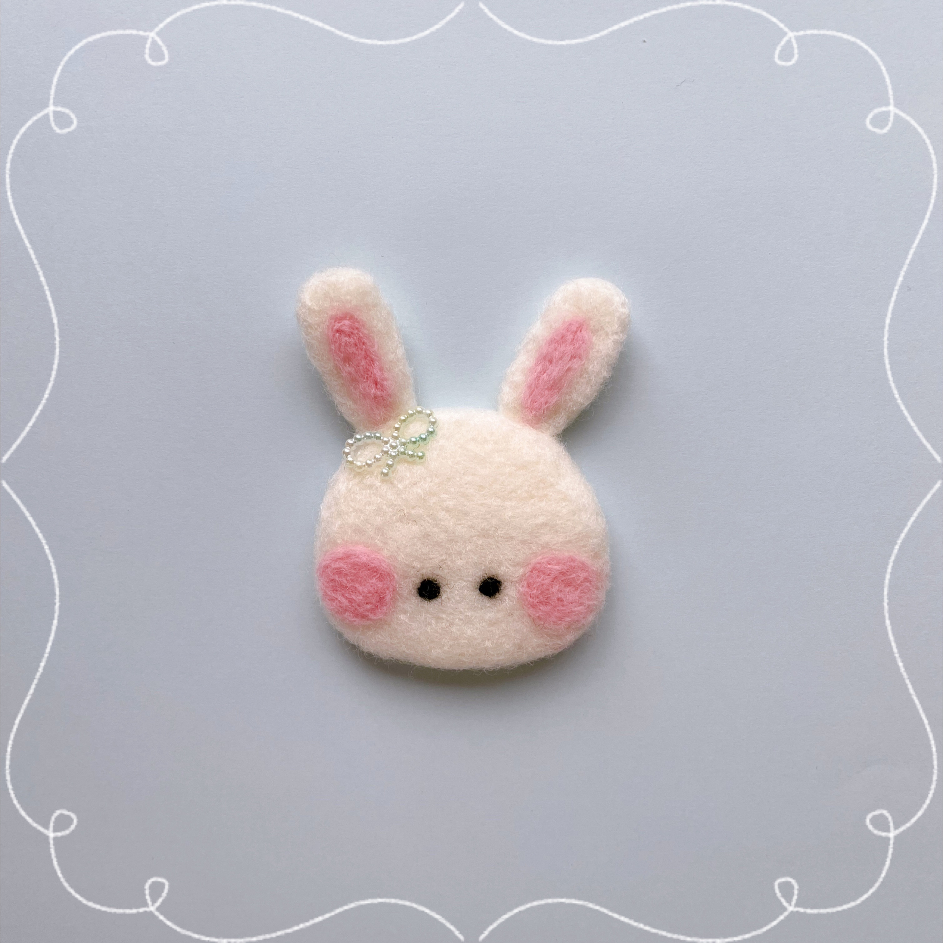 ほっこり白うさぎの羊毛フェルトブローチ ブローチ ジャム 通販