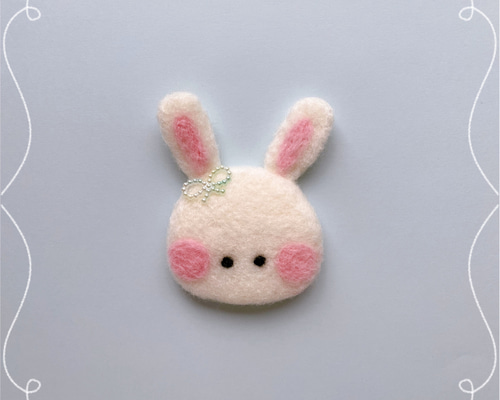 ほっこり白うさぎの羊毛フェルトブローチ ブローチ ジャム 通販